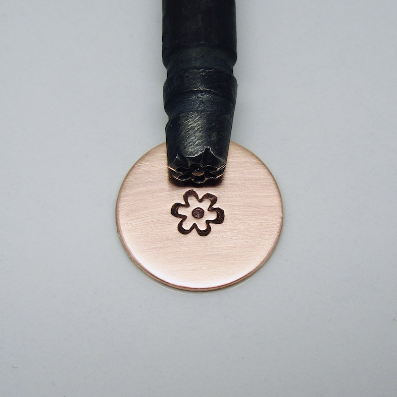 Round Flower Outline Design Single Stamp 314